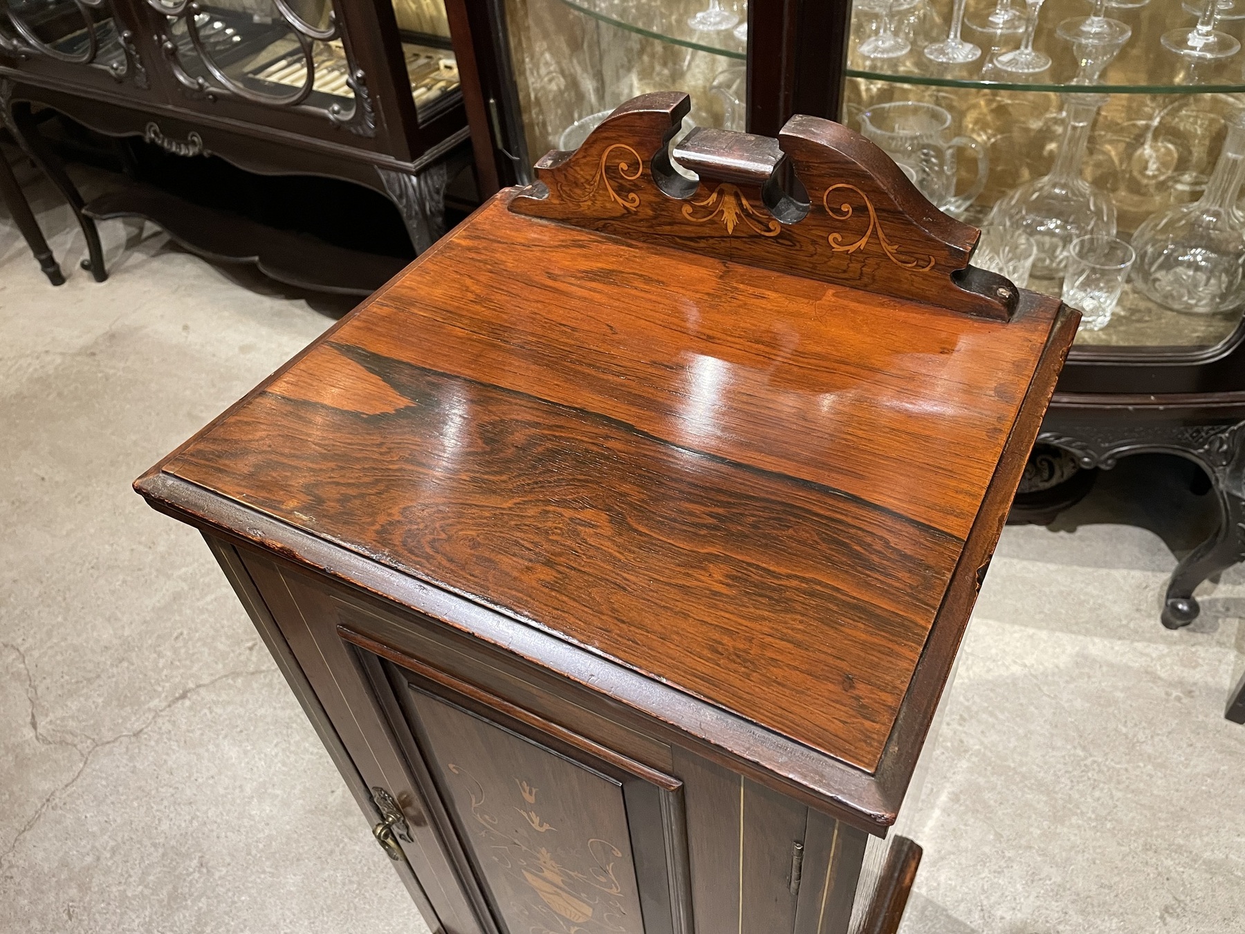 cabinet250802_02.JPG