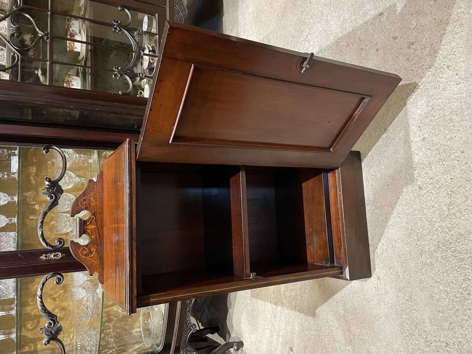 cabinet250802_05.JPG