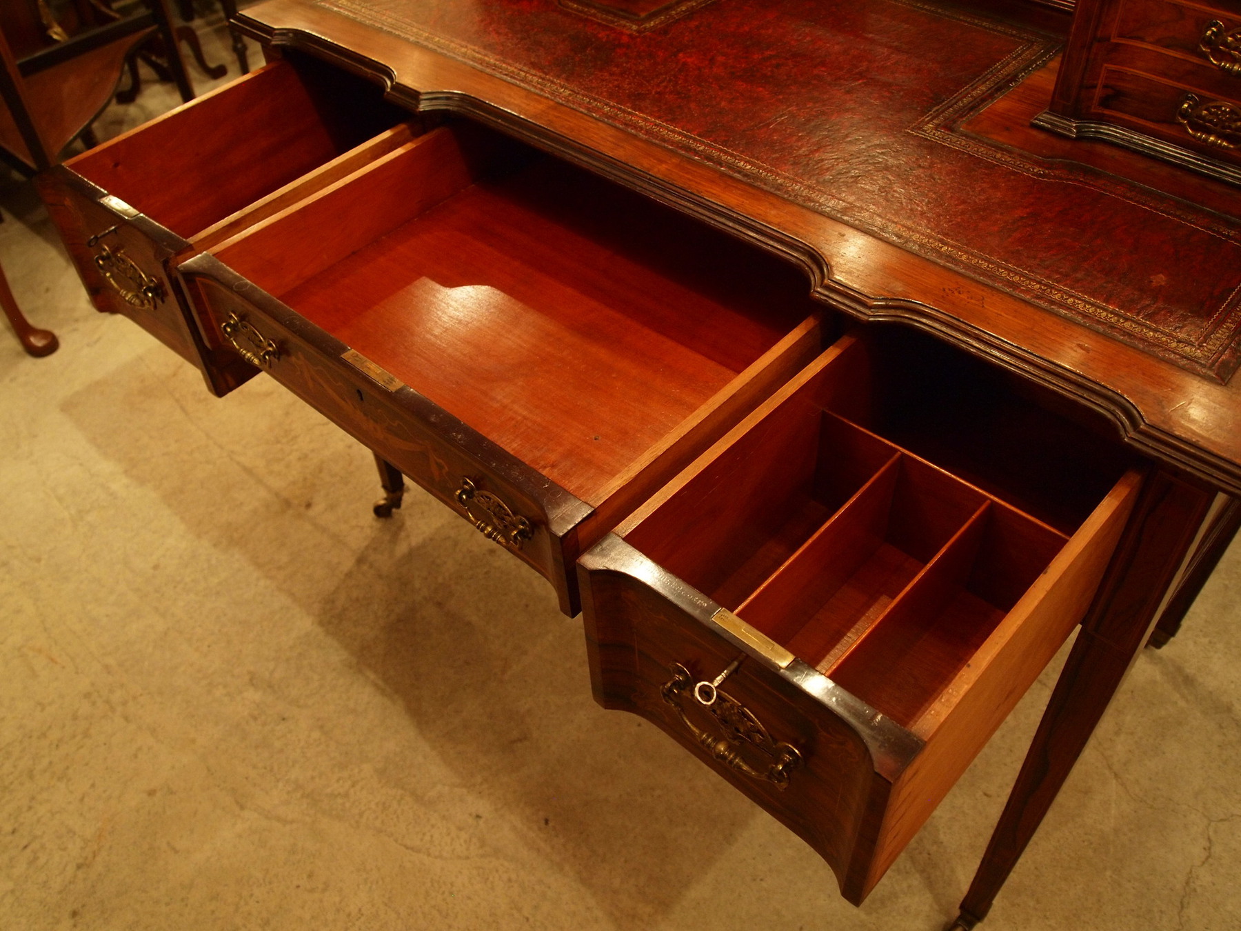 desk290122_10.JPG