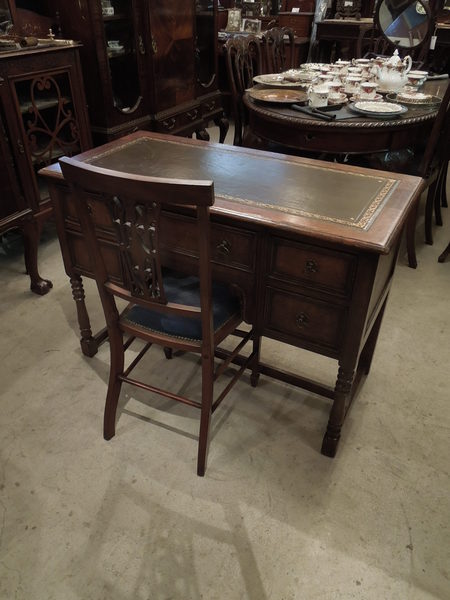 https://www.crair-antiques.com/info/images/desk141102_01.JPG